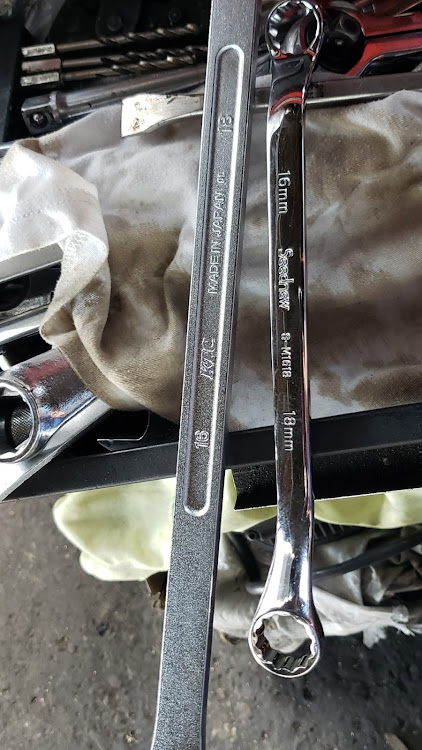 エクストレイルの楽しみすぎる・オイル&エレメント交換・冬に、割ったモール交換やっと・工具購入・近々足回り仕様変更予定に関するカスタム事例の投稿画像4枚目