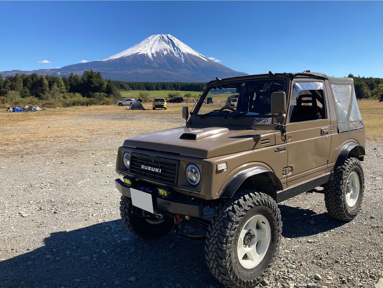ジムニーの2023ベストショット10月・富士山の初冠雪・富士山の冬の始まり・雪が似合う富士山🗻・ジムニーと富士山🗻癒されますに関するカスタム事例の投稿画像1枚目