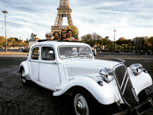 Visite touristique à Paris en voiture de collection