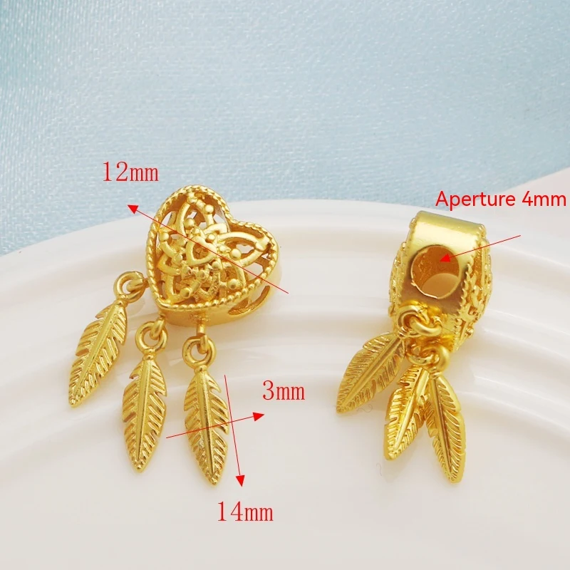 18K vergulde kleurvaste Love windgong kralen hanger, een stijlvol sieraad dat elegantie toevoegt aan elke outfit.