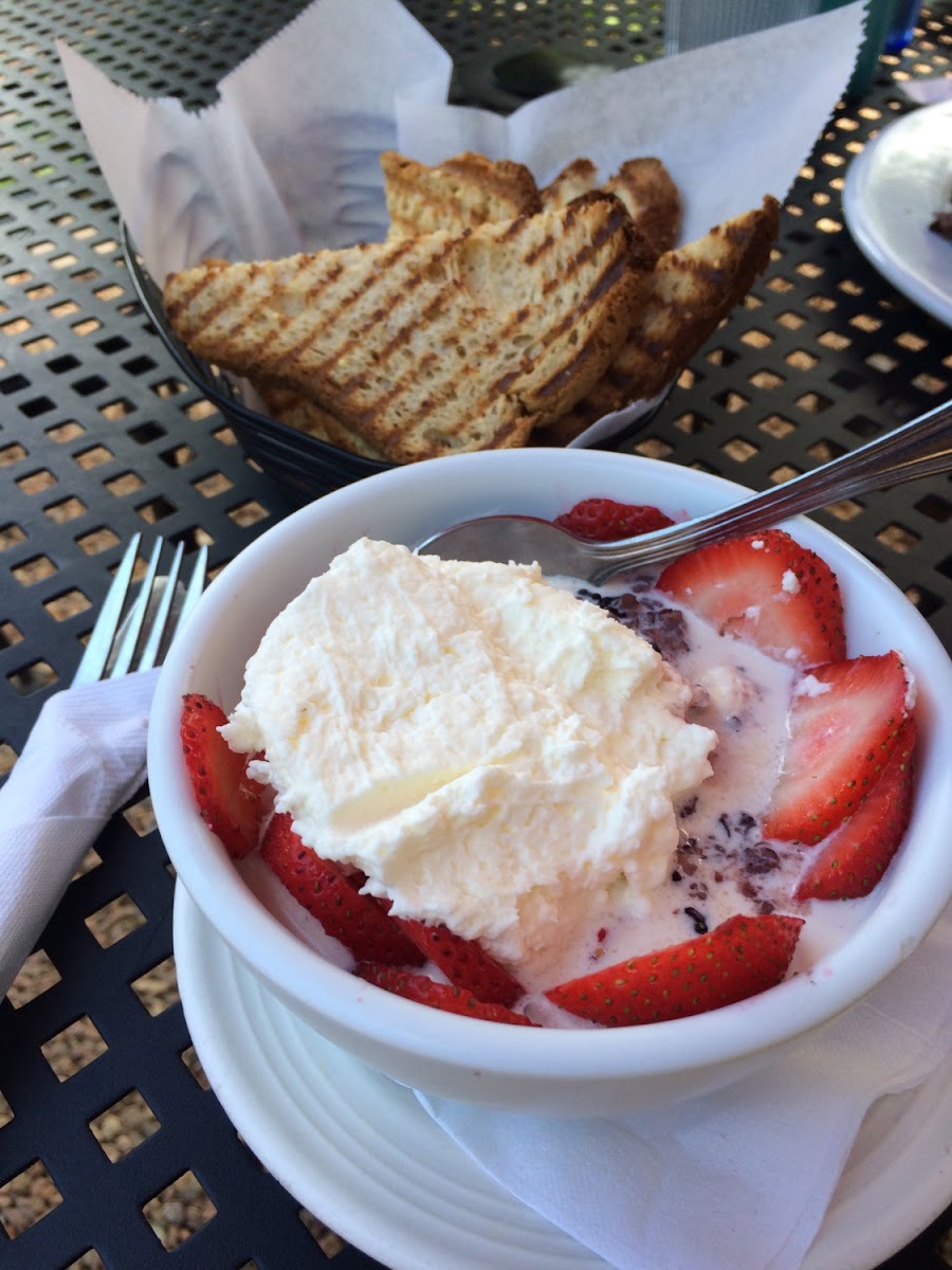 GF oatmeal with cream, fruits and GF toast and jam! So great. Photo by Cg.