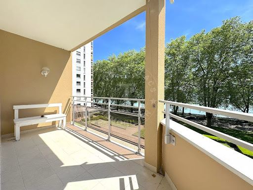 Balcony with bench and tree view - Luxury apartment for sale in Annecy, 3 rooms, 2 bedrooms