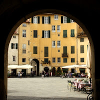 La piazza attraverso la curva di 