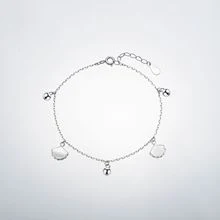 Originele geometrische zilveren armband voor dames, stijlvol design. Een perfect accessoire om je outfit compleet te maken en je pols te sieren.