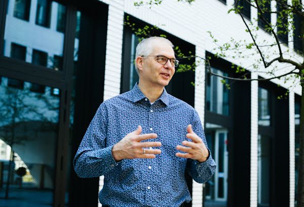 Wieland Holfelder frente a la oficina de Google en Múnich