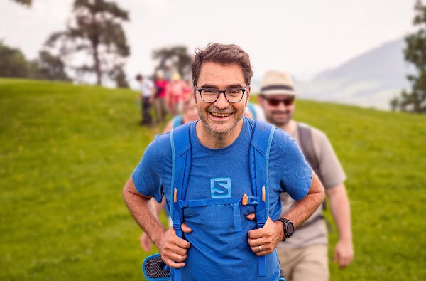 Schnürt auch selbst die Wanderschuhe: zubi.swiss-Geschäftsführer Thomas Zuberbühler.