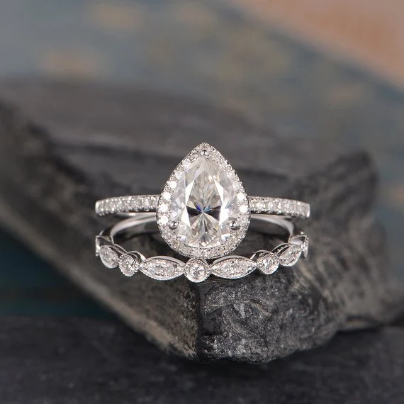 Anillo de mujer con circonita engastada en forma de gota de agua de pera, elegancia y brillo para cualquier ocasión.
