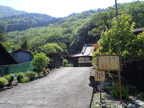 道路へ出る（神通坊を振り返る）