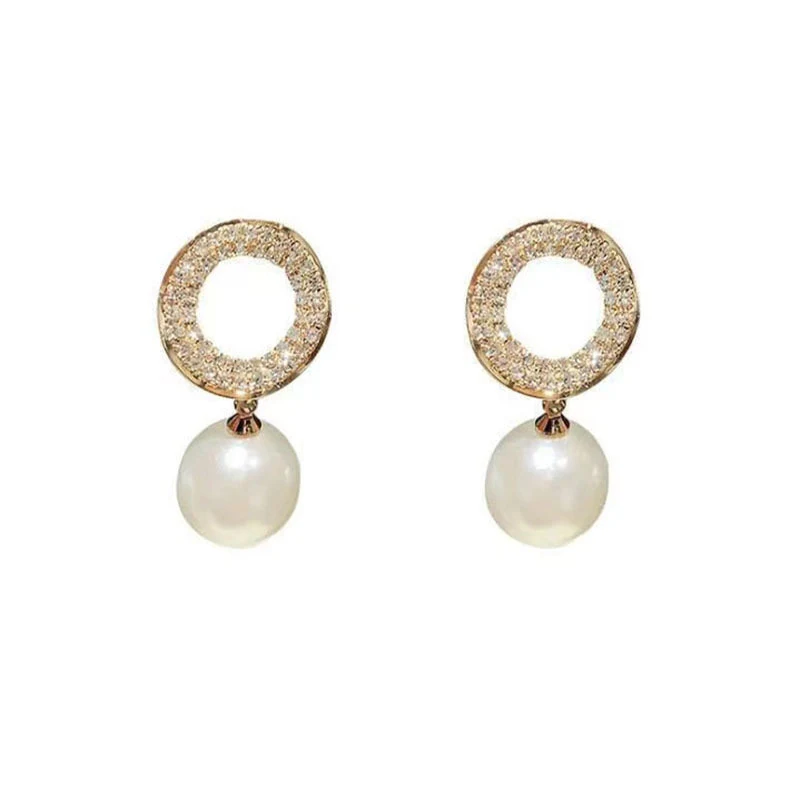 Boucles d'oreilles femme perles, mignonnes et tendance, un accessoire parfait pour sublimer votre look avec élégance au quotidien. Un bijou incontournable.