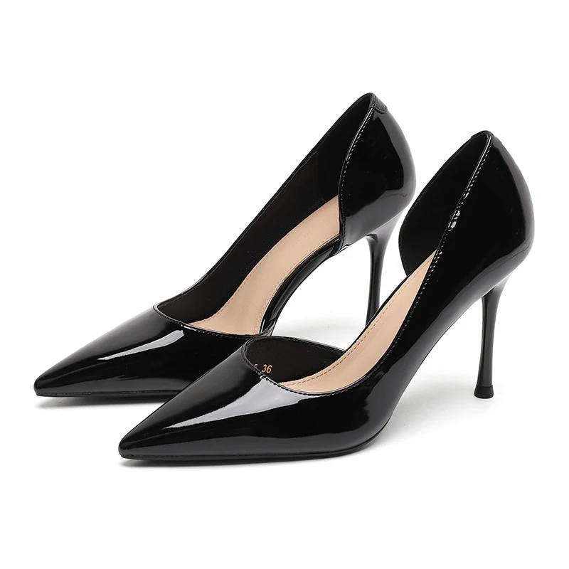 Salto alto coreano em verniz estilo fada, cor sólida, bico fino, ideal para um visual elegante e sofisticado em diversas ocasiões.