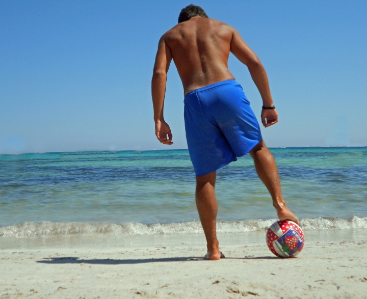 Calciatore in spiaggia. di DearlyBeloved21