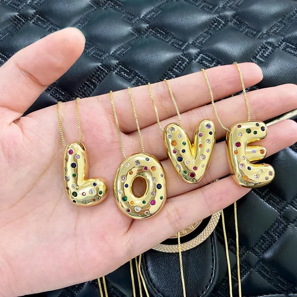 Collar con 26 Letras Inglesas Chapado en Oro con Incrustaciones de Color. Personaliza tu estilo con este elegante accesorio, perfecto para cualquier ocasión.