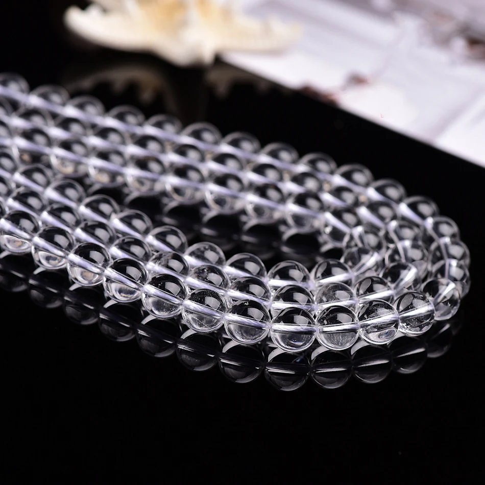 Bracelet et collier de perles transparentes en cristal blanc naturel. Ornements élégants pour sublimer votre style avec une touche de lumière et de raffinement.