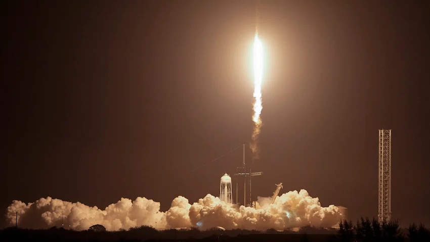 Lansiranje svemirske rakete sa četiri astronauta