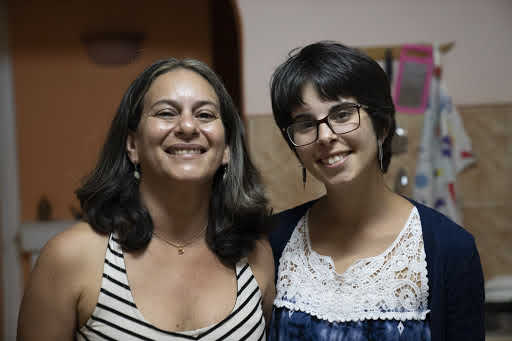 Amalia et sa mère souriant devant l'objectif