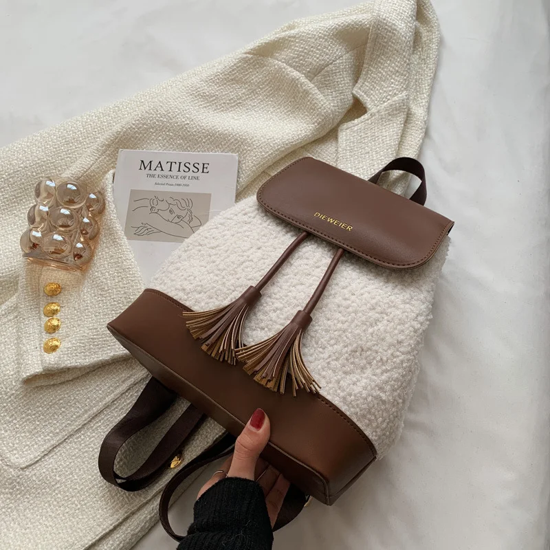 Kışlık Peluş Kadın Sırt Çantası, Günlük Moda Tarzı, Püsküllü Detaylar. Konforlu ve şık, soğuk havalar için ideal.