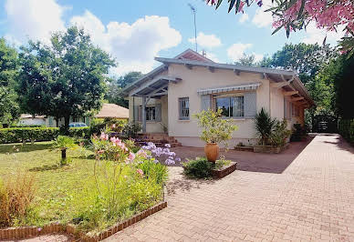 Villa with garden 3