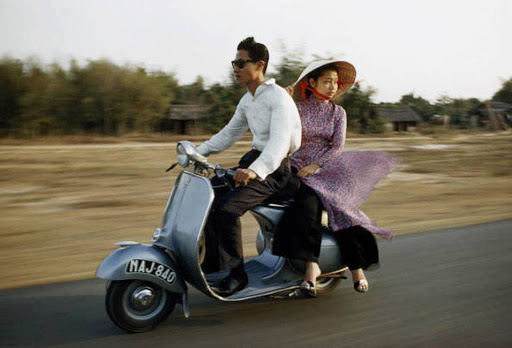 Không hề kém cạnh phái nữ, thời trang cho nam giới trong những năm 1960 khá được trau chuốt với nhiều phong cách nhưng đều mang đậm nét ảnh hưởng từ văn hóa Tây phương. Sơ mi trắng đóng thùng, quần cạp cao, giày Tây, kính râm phi công (aviator) hay kính ‘giọt lệ’, chạy xe Vespa, Lambretta, Mobylette chính là những đặc điểm nhận dạng phong cách của nam giới thời kỳ này. Một số mẫu áo phông có cổ, bộ complet trắng hay tối màu tông-xuyệt-tông cũng làm nên hình tượng một “soái ca” điển hình đối với phụ nữ thời xưa. Mái tóc dài lãng tử, đầu đội mũ bao bồi bụi bặm, thêm một nụ cười nhếch mép khiêu khích cũng đã đốn ngã không biết bao nhiêu trái tim thiếu nữ đương thời.