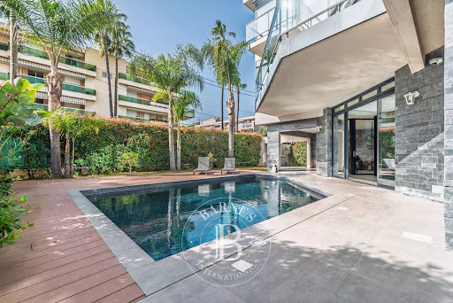 Villa avec piscine et terrasse 2