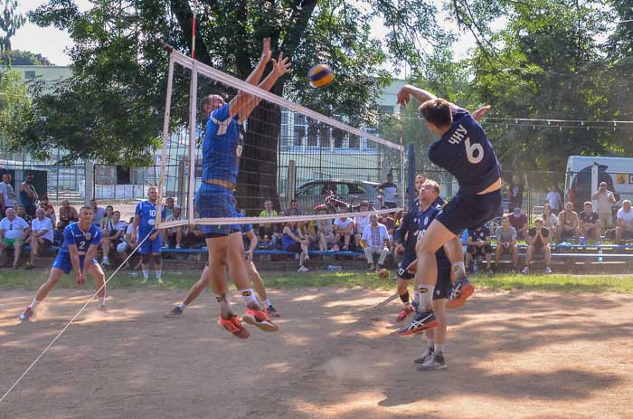 Group of people playing volleyball Группа людей играющих в волейбол