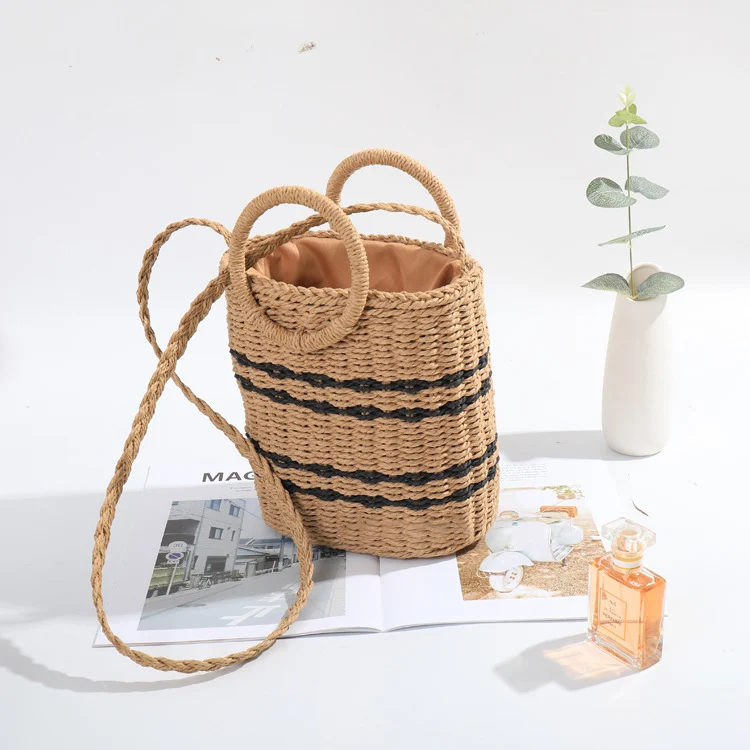 Bolsa de ombro de palha com novo estilo fashion, leve e versátil, ideal para o verão. Perfeita para praia, compras e uso diário.