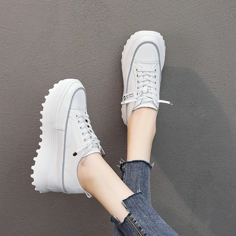 Scarpe casual in pelle con rialzo interno e punta tonda, comfort e stile per tutti i giorni, perfette per un look elevato e sofisticato.