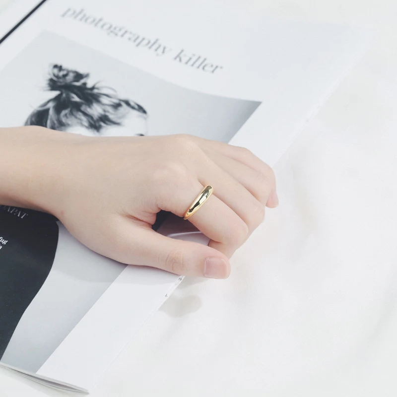 Bague en argent sterling fine et simple, idéale pour un port quotidien. Un accessoire élégant et polyvalent qui rehausse n'importe quelle tenue.