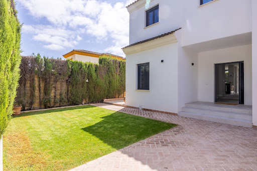 House with pool and garden 4