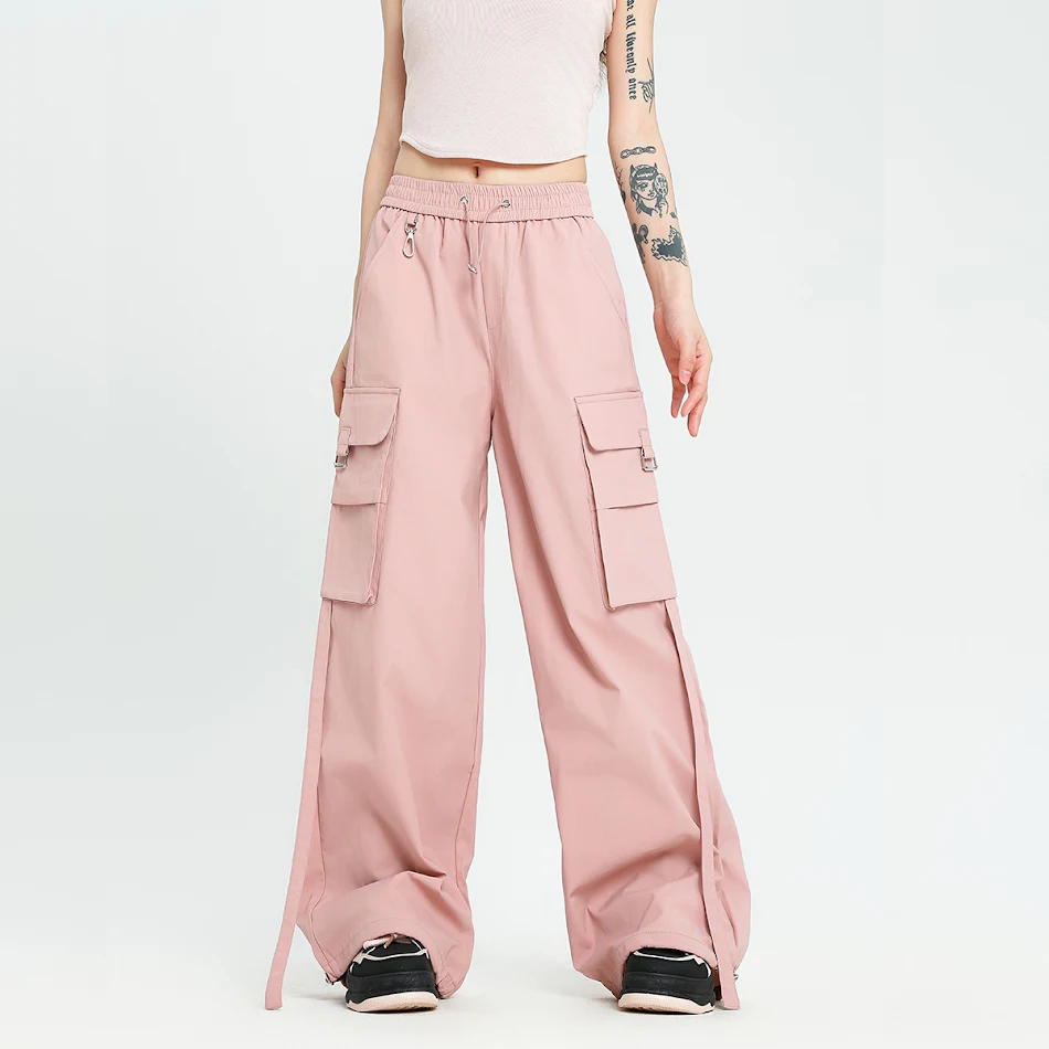 Lockere Overalls mit weitem, geradem Bein, großen Taschen und Band, für bequemen Stil und praktische Aufbewahrung.