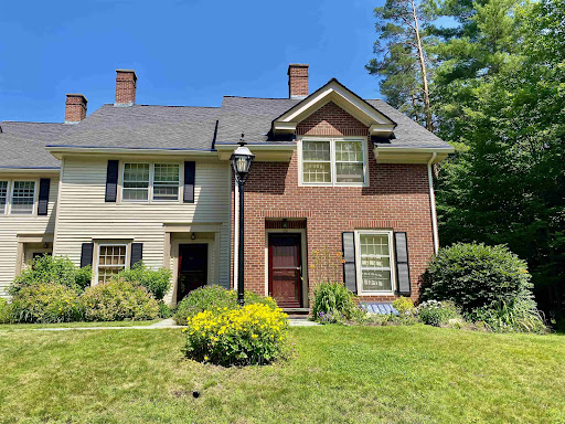 Property purchase in Woodstock (United States) - Brick and vinyl townhouse, flowering garden