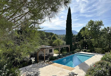 Maison avec piscine et terrasse 1