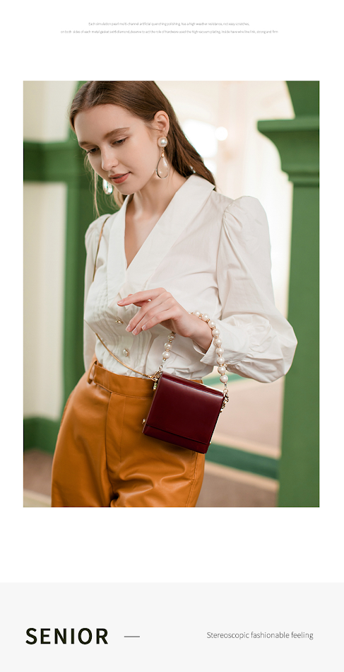 Bolsa mensageiro com corrente de pérolas Leve seus pertences com elegância. Perfeita para o dia a dia e ocasiões especiais. Detalhes que encantam.