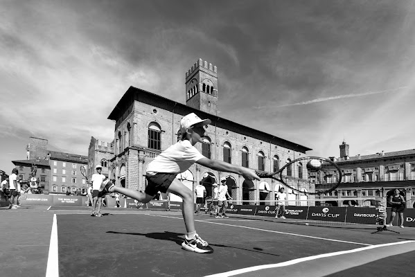 Tennis in Piazza Maggiore di Giancarlo Lava