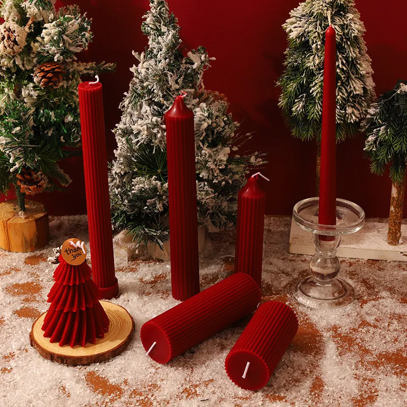 Vela aromática de Natal com aroma de vinho tinto para decoração e atmosfera aconchegante, ideal para criar um ambiente festivo e relaxante.