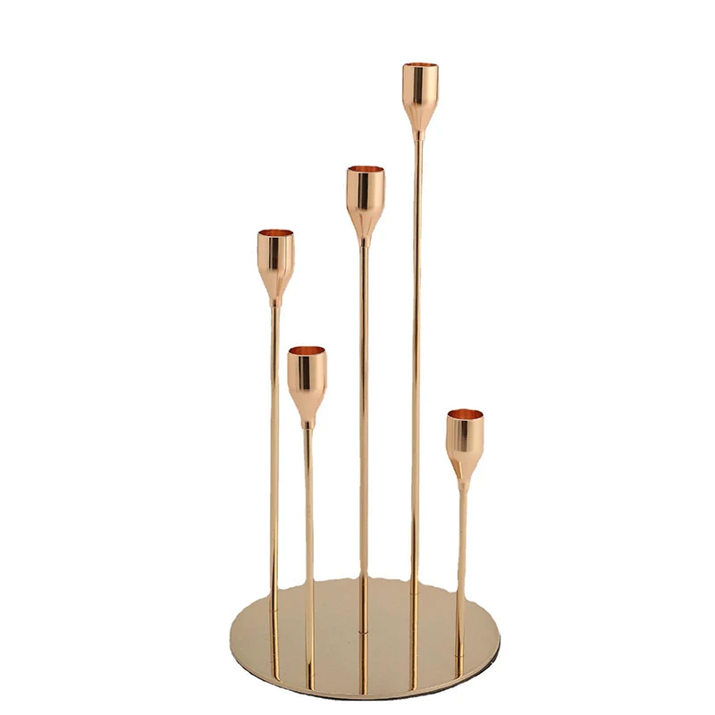 Vijf-hoofd ijzeren kunst kandelaar metalen kaarsbeker decoratie. Voeg sfeer en elegantie toe aan je interieur met deze prachtige kandelaar.