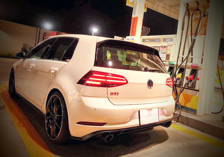 ゴルフGTIのGTI・アクラポビッチ・RAYS・GOLFに関するカスタム事例の投稿画像1枚目