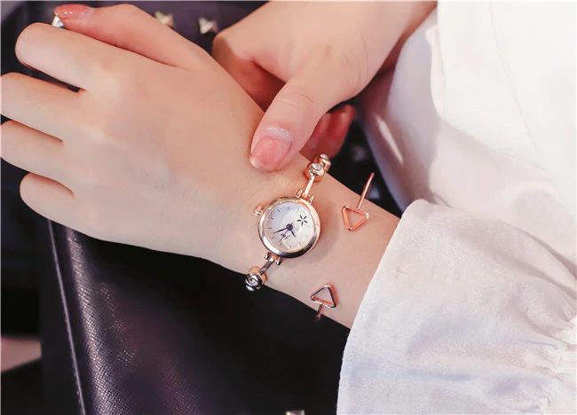 Eenvoudig Koreaans Horloge voor Middelbare Scholieren. Duurzaam, gemakkelijk af te lezen en perfect voor school. Toont de tijd stijlvol en punctueel!