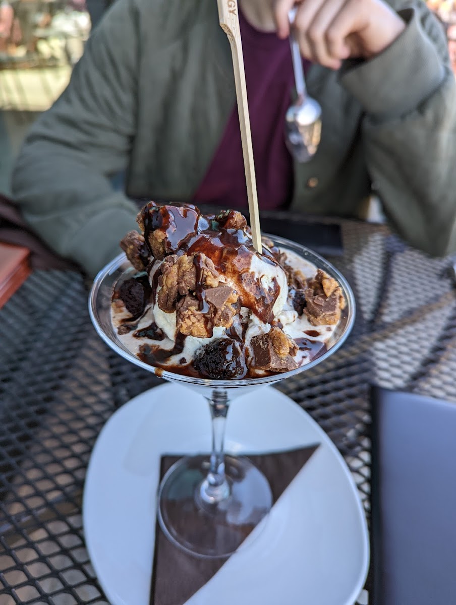 Peanut butter brownie sundae