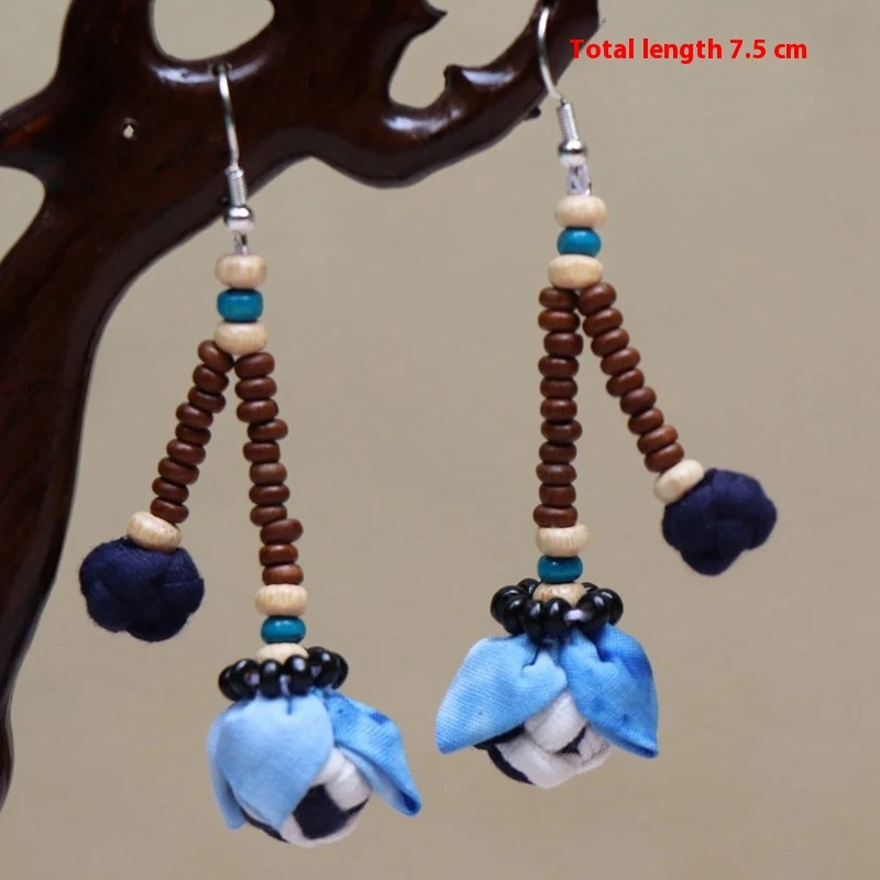 Boucles d'oreilles ethniques bleues en tissu teint à la main. Un accessoire unique et élégant, parfait pour un look bohème et sophistiqué.
