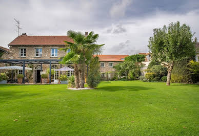 Villa with pool and garden 8