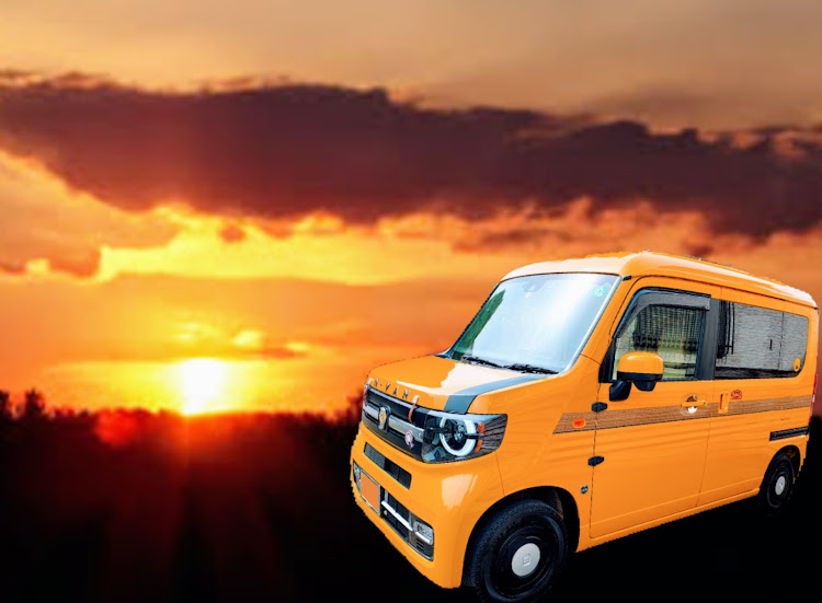 N-VANのN-VAN英国車化計画・夕日に輝くあなたの愛車・ボンネットストライプ追加・ラバースプレー・意外と難しい‥💦に関するカスタム事例の投稿画像1枚目