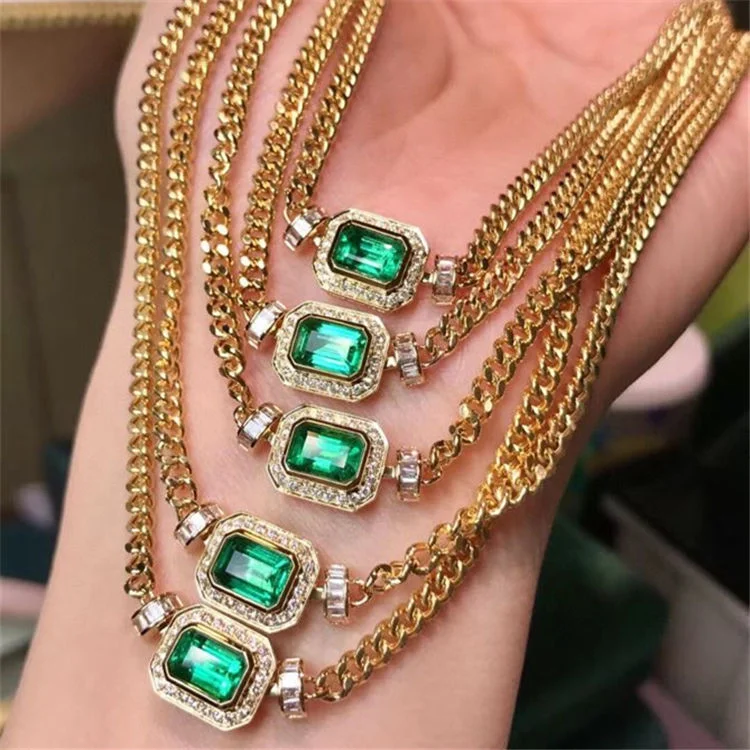 Collier chaîne cubaine émeraude rétro de haute qualité. Un accessoire élégant pour rehausser votre style avec une touche vintage et sophistiquée.