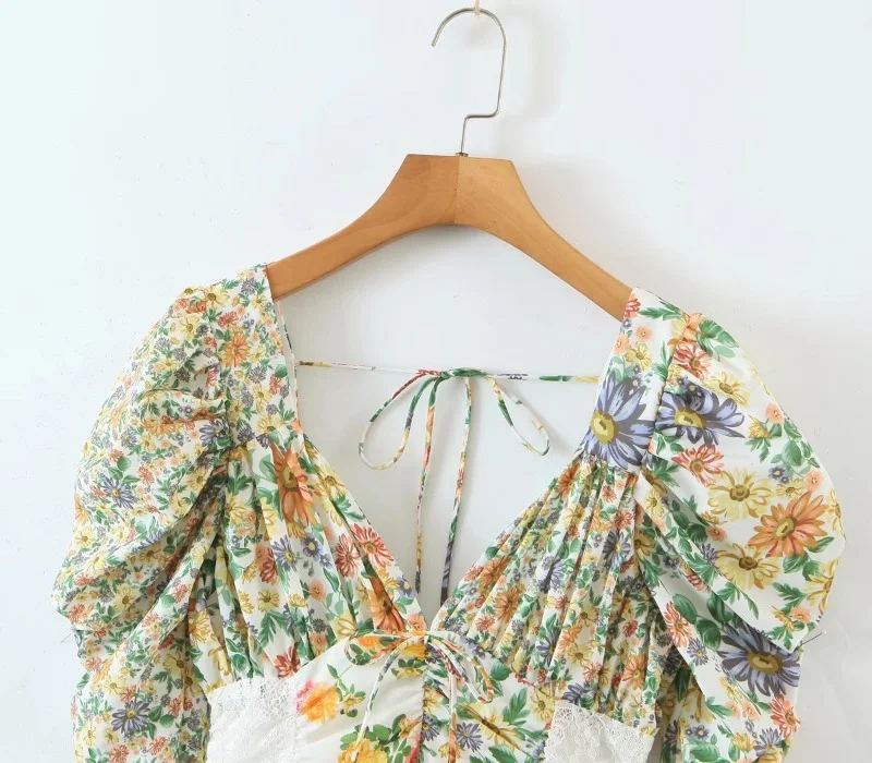 Vestido de resort con paneles de encaje, espalda abierta y cordones. Elegancia fresca y comodidad para tus vacaciones.