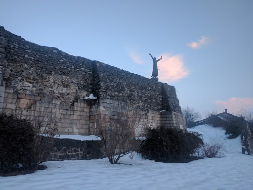 Géza király tér a várfalakkal