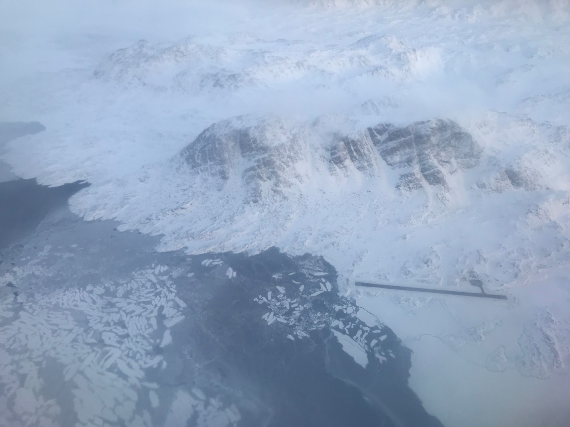 Sisimiut set ovenfra - den lige stribe er landingsbanen.