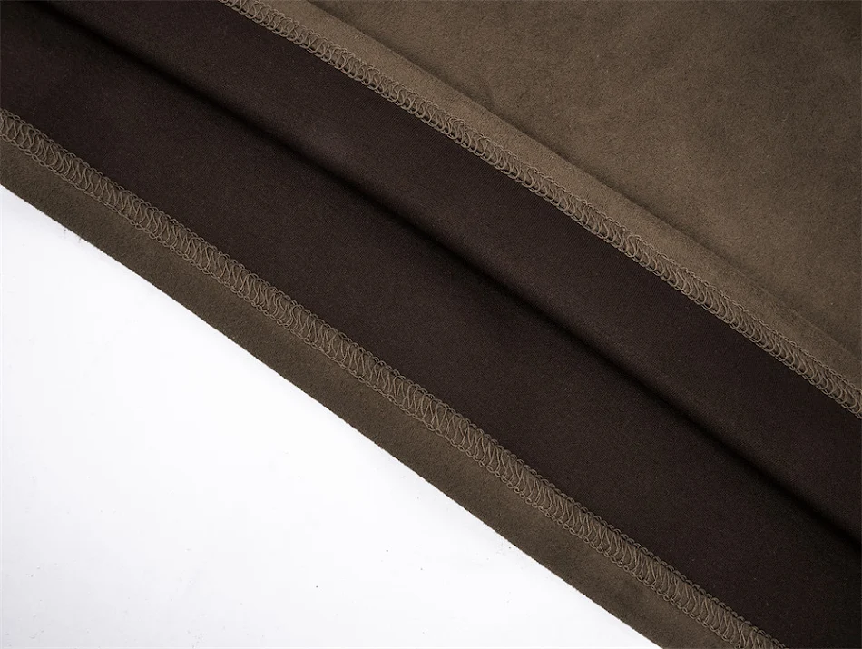 T-shirt semplice da uomo con lettera T ricamata. Perfetta per un look casual e personalizzato. Goditi comfort e stile unici.