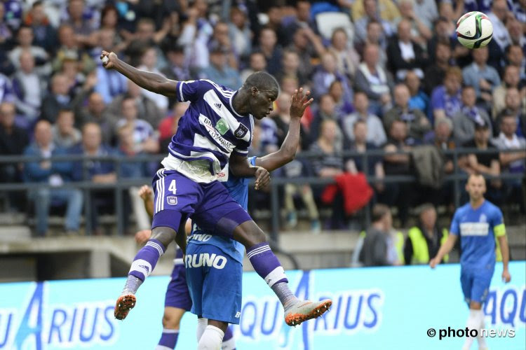 Anderlecht n'enchaine pas et laisse Ostende seul en tête