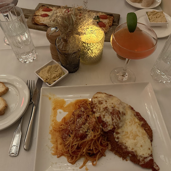 Entire menu can be made gluten free. Waiter asked us if we had any allergies as soon as he came over. Personal gf bread and chicken parmigiana was amazing!