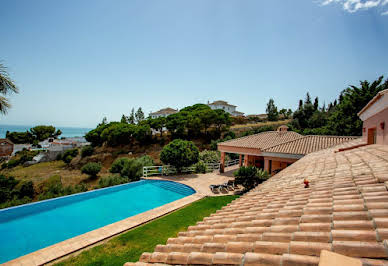 Villa avec piscine et terrasse 2