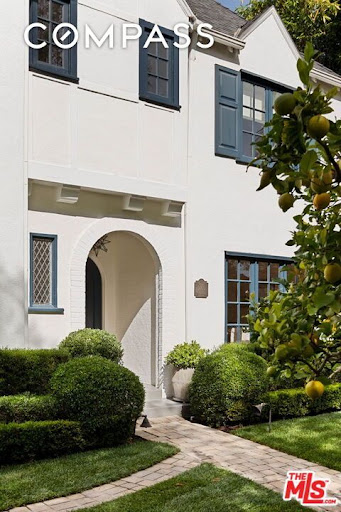 House with pool 3